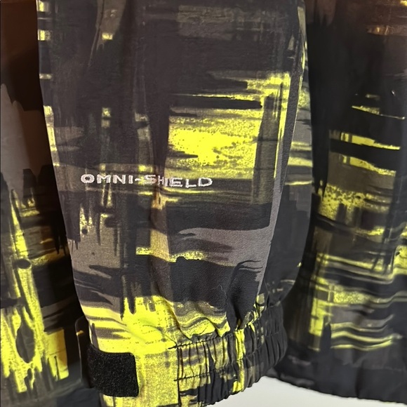 Columbia Black and Yellow Performance Jacket with Urban Flair - Picture 12 of 12